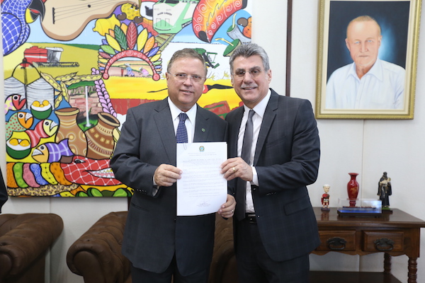 Romero Jucá e o Ministro Blairo Maggi com o reconhecimento de Roraima livre da febre aftosa com vacinação