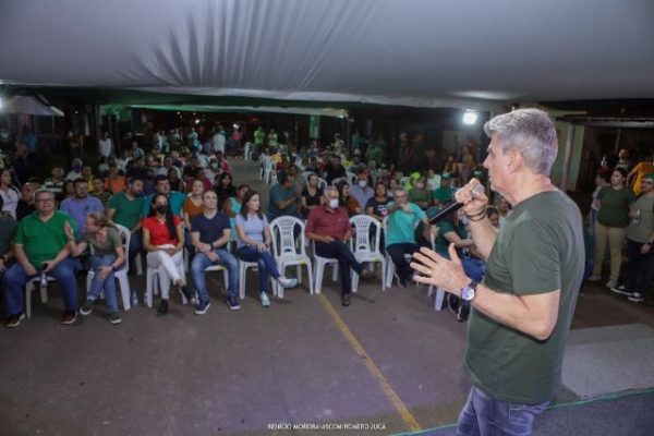 Romero Jucá ouve moradores sobre problemas em Caracaraí