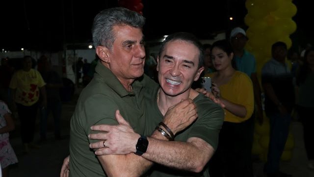 Duda Ramos e Romero Jucá se abraçando
