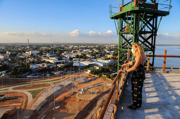 Teresa Surita na obra do Parque do Rio Branco