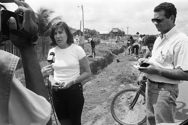 Teresa Surita acompanha a limpeza da vala do bairro Caranã, em Boa Vista