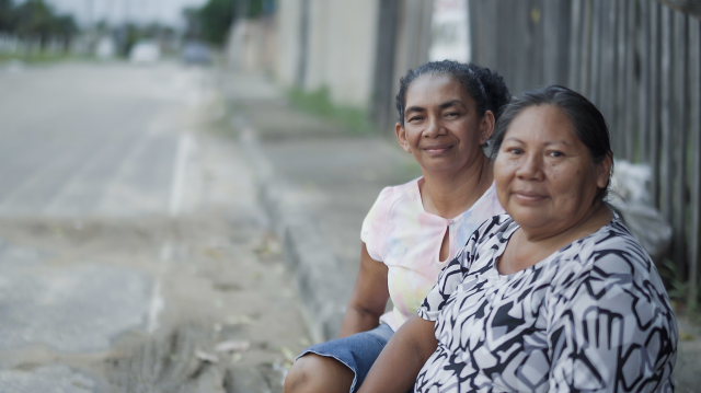 Dona Mocinha com a vizinha em frente de casa