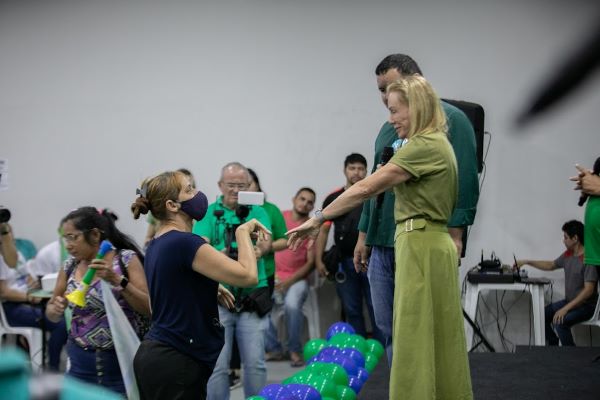 Fabiola pegando nas mãos de Teresa