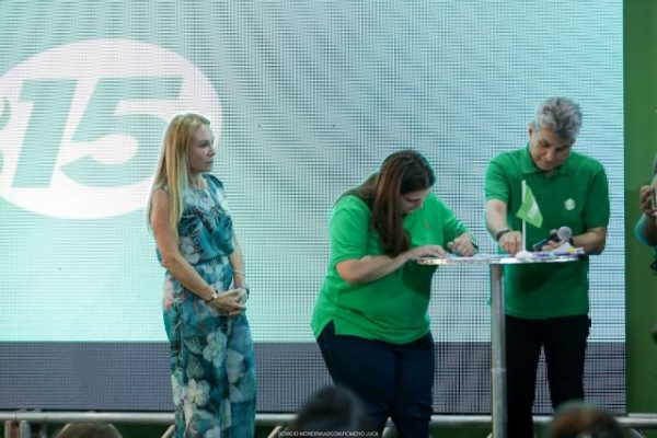 Lidiane Lançoni assinando a filiação ao MDB RR