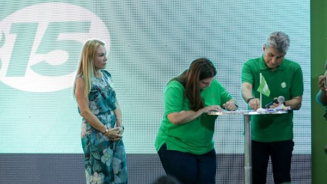 Lidiane Lançoni assinando a filiação ao MDB RR