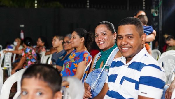 Neila Dias com o marido e os filhos