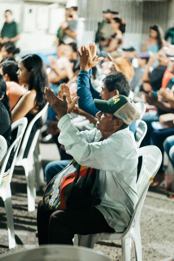 Pessoas batendo palmas no vozes do interior