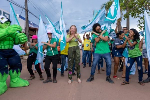 Caminha por uma Roraima Melhor tem esperança e alegria. Teresa dança no meio dos apoiadores