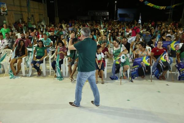 Romero Jucá falando no microfone para muitas pessoas sentadas